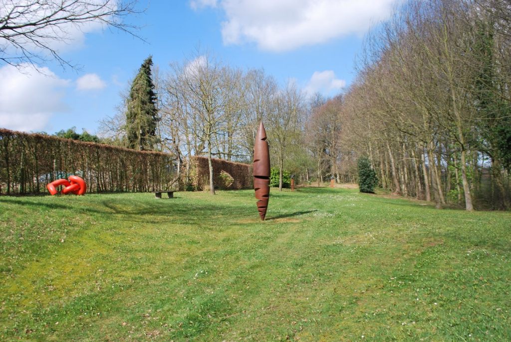4.Sculpture-acier-corten-hauteur-3-metres-Felix-Valdelievre-2018-Galerie-Beukenhof-Sculptour-2019